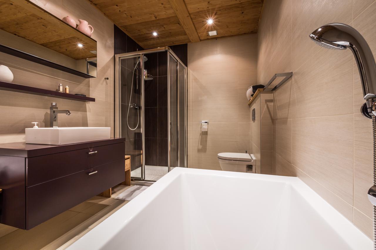 Apartment Au Bon Coin - Luxury Chamonix Hidden Haven, Mont Blanc View, Hot Tub And Garden Buitenkant foto